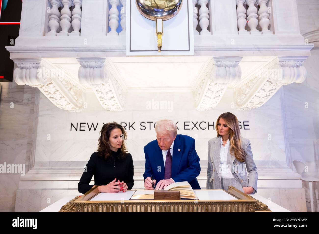 New York, Stati Uniti. 12 dicembre 2024. La Borsa di New York dà il benvenuto al presidente eletto degli Stati Uniti Donald J. Trump, oggi, giovedì 12 dicembre 2024, per onorare il presidente eletto Donald J. Trump che è stato nominato persona dell'anno DEL TEMPO. Per onorare l'occasione, il presidente eletto degli Stati Uniti Donald J. Trump suona il Bell® di apertura, affiancato dal CEO di ICE Jeff Sprecher, dal CEO di TIME Jessica Sibley e dal presidente della NYSE Lynn Martin. (Foto di NYSE Group via Credit: SIPA USA/Alamy Live News Foto Stock