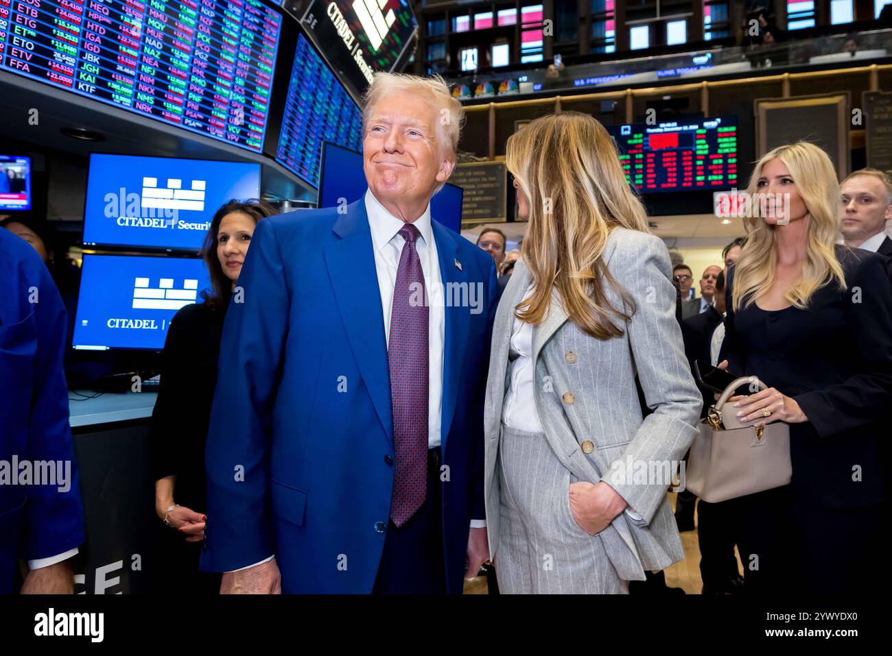 New York, Stati Uniti. 12 dicembre 2024. La Borsa di New York dà il benvenuto al presidente eletto degli Stati Uniti Donald J. Trump, oggi, giovedì 12 dicembre 2024, per onorare il presidente eletto Donald J. Trump che è stato nominato persona dell'anno DEL TEMPO. Per onorare l'occasione, il presidente eletto degli Stati Uniti Donald J. Trump suona il Bell® di apertura, affiancato dal CEO di ICE Jeff Sprecher, dal CEO di TIME Jessica Sibley e dal presidente della NYSE Lynn Martin. (Foto di NYSE Group via Credit: SIPA USA/Alamy Live News Foto Stock