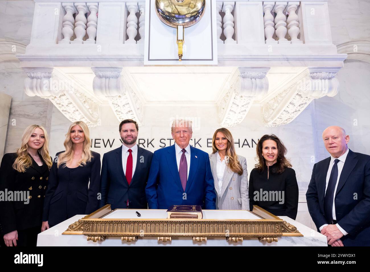 New York, Stati Uniti. 12 dicembre 2024. La Borsa di New York dà il benvenuto al presidente eletto degli Stati Uniti Donald J. Trump, oggi, giovedì 12 dicembre 2024, per onorare il presidente eletto Donald J. Trump che è stato nominato persona dell'anno DEL TEMPO. Per onorare l'occasione, il presidente eletto degli Stati Uniti Donald J. Trump suona il Bell® di apertura, affiancato dal CEO di ICE Jeff Sprecher, dal CEO di TIME Jessica Sibley e dal presidente della NYSE Lynn Martin. (Foto di NYSE Group via Credit: SIPA USA/Alamy Live News Foto Stock