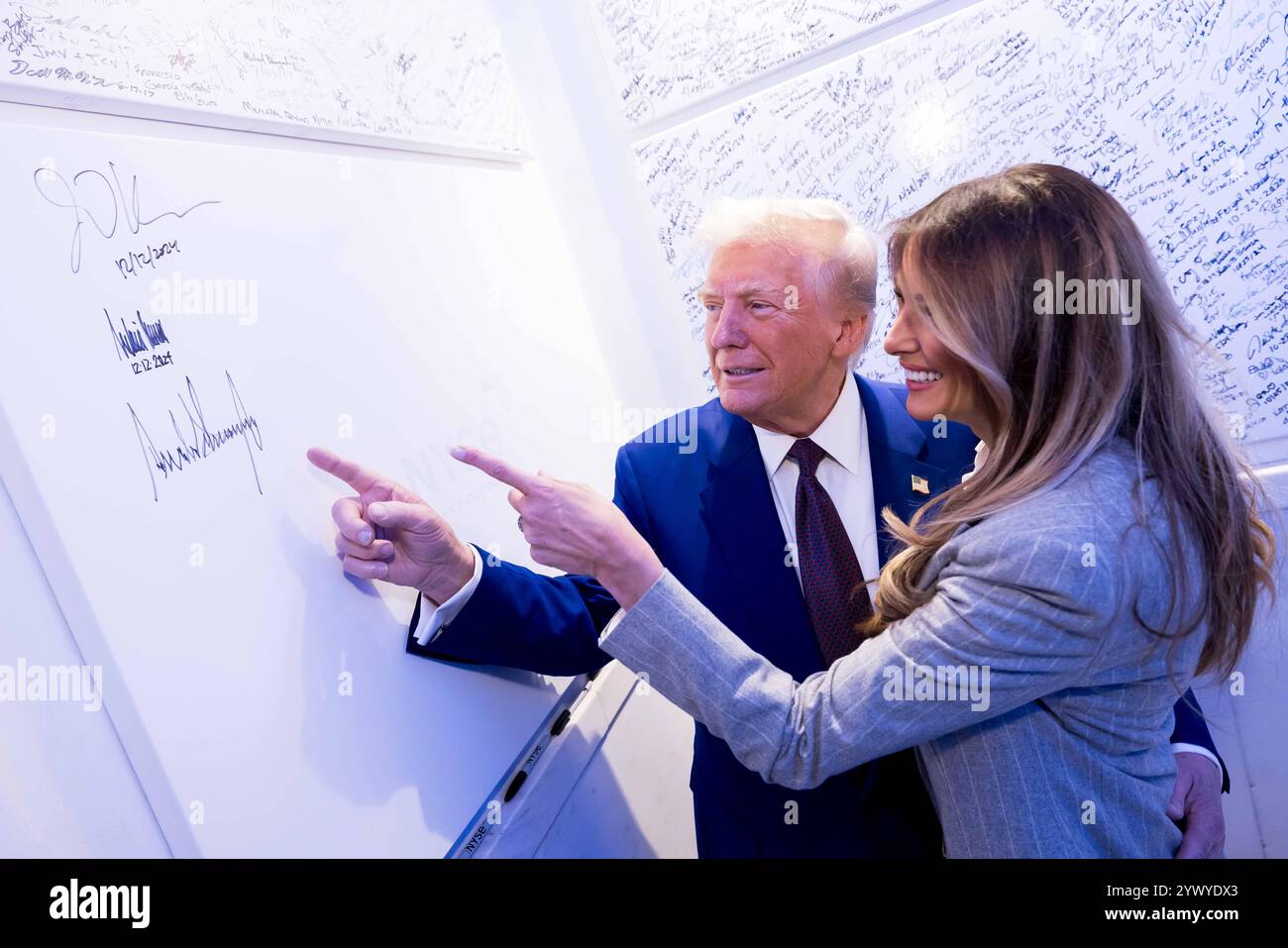 New York, Stati Uniti. 12 dicembre 2024. La Borsa di New York dà il benvenuto al presidente eletto degli Stati Uniti Donald J. Trump, oggi, giovedì 12 dicembre 2024, per onorare il presidente eletto Donald J. Trump che è stato nominato persona dell'anno DEL TEMPO. Per onorare l'occasione, il presidente eletto degli Stati Uniti Donald J. Trump suona il Bell® di apertura, affiancato dal CEO di ICE Jeff Sprecher, dal CEO di TIME Jessica Sibley e dal presidente della NYSE Lynn Martin. (Foto di NYSE Group via Credit: SIPA USA/Alamy Live News Foto Stock