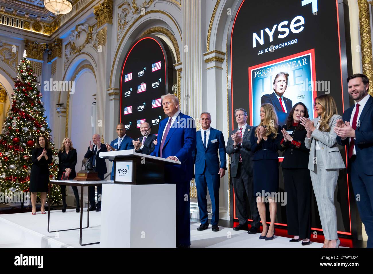 New York, Stati Uniti. 12 dicembre 2024. La Borsa di New York dà il benvenuto al presidente eletto degli Stati Uniti Donald J. Trump, oggi, giovedì 12 dicembre 2024, per onorare il presidente eletto Donald J. Trump che è stato nominato persona dell'anno DEL TEMPO. Per onorare l'occasione, il presidente eletto degli Stati Uniti Donald J. Trump suona il Bell® di apertura, affiancato dal CEO di ICE Jeff Sprecher, dal CEO di TIME Jessica Sibley e dal presidente della NYSE Lynn Martin. (Foto di NYSE Group via Credit: SIPA USA/Alamy Live News Foto Stock