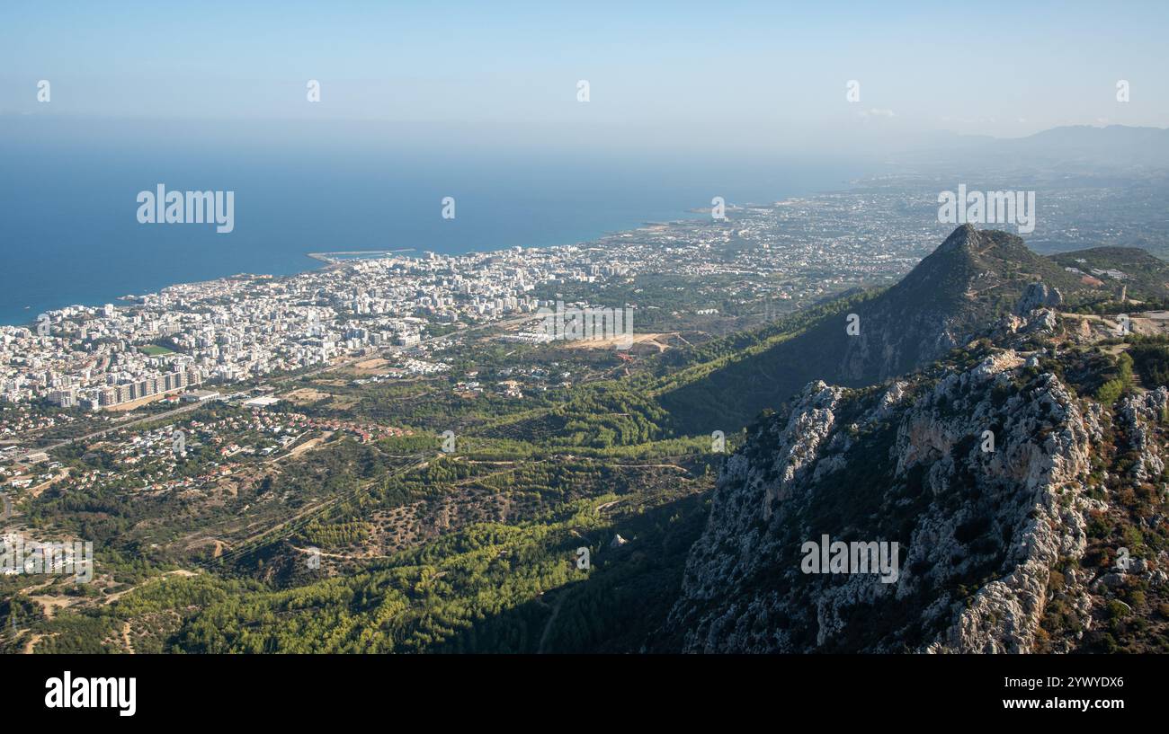 Paesaggio urbano di Kyrenia mediterraneo, a nord di cipro, dal punto del castello di saint hilarion Foto Stock
