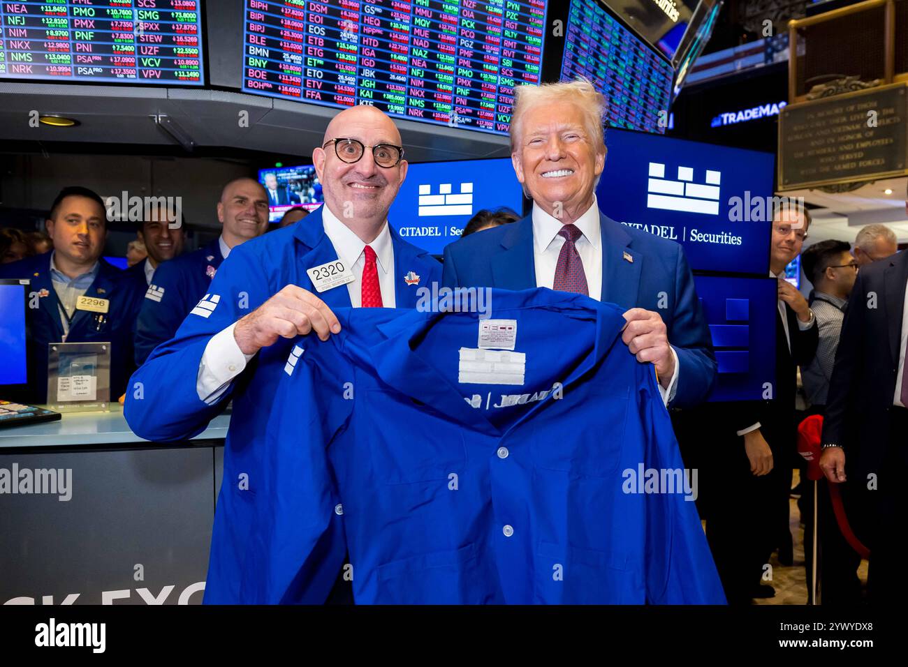 New York, Stati Uniti. 12 dicembre 2024. La Borsa di New York dà il benvenuto al presidente eletto degli Stati Uniti Donald J. Trump, oggi, giovedì 12 dicembre 2024, per onorare il presidente eletto Donald J. Trump che è stato nominato persona dell'anno DEL TEMPO. Per onorare l'occasione, il presidente eletto degli Stati Uniti Donald J. Trump suona il Bell® di apertura, affiancato dal CEO di ICE Jeff Sprecher, dal CEO di TIME Jessica Sibley e dal presidente della NYSE Lynn Martin. (Foto di NYSE Group via Credit: SIPA USA/Alamy Live News Foto Stock