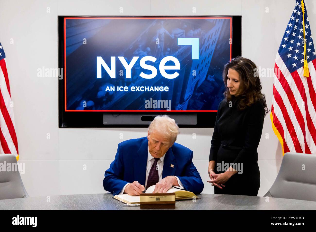 New York, Stati Uniti. 12 dicembre 2024. La Borsa di New York dà il benvenuto al presidente eletto degli Stati Uniti Donald J. Trump, oggi, giovedì 12 dicembre 2024, per onorare il presidente eletto Donald J. Trump che è stato nominato persona dell'anno DEL TEMPO. Per onorare l'occasione, il presidente eletto degli Stati Uniti Donald J. Trump suona il Bell® di apertura, affiancato dal CEO di ICE Jeff Sprecher, dal CEO di TIME Jessica Sibley e dal presidente della NYSE Lynn Martin. (Foto di NYSE Group via Credit: SIPA USA/Alamy Live News Foto Stock
