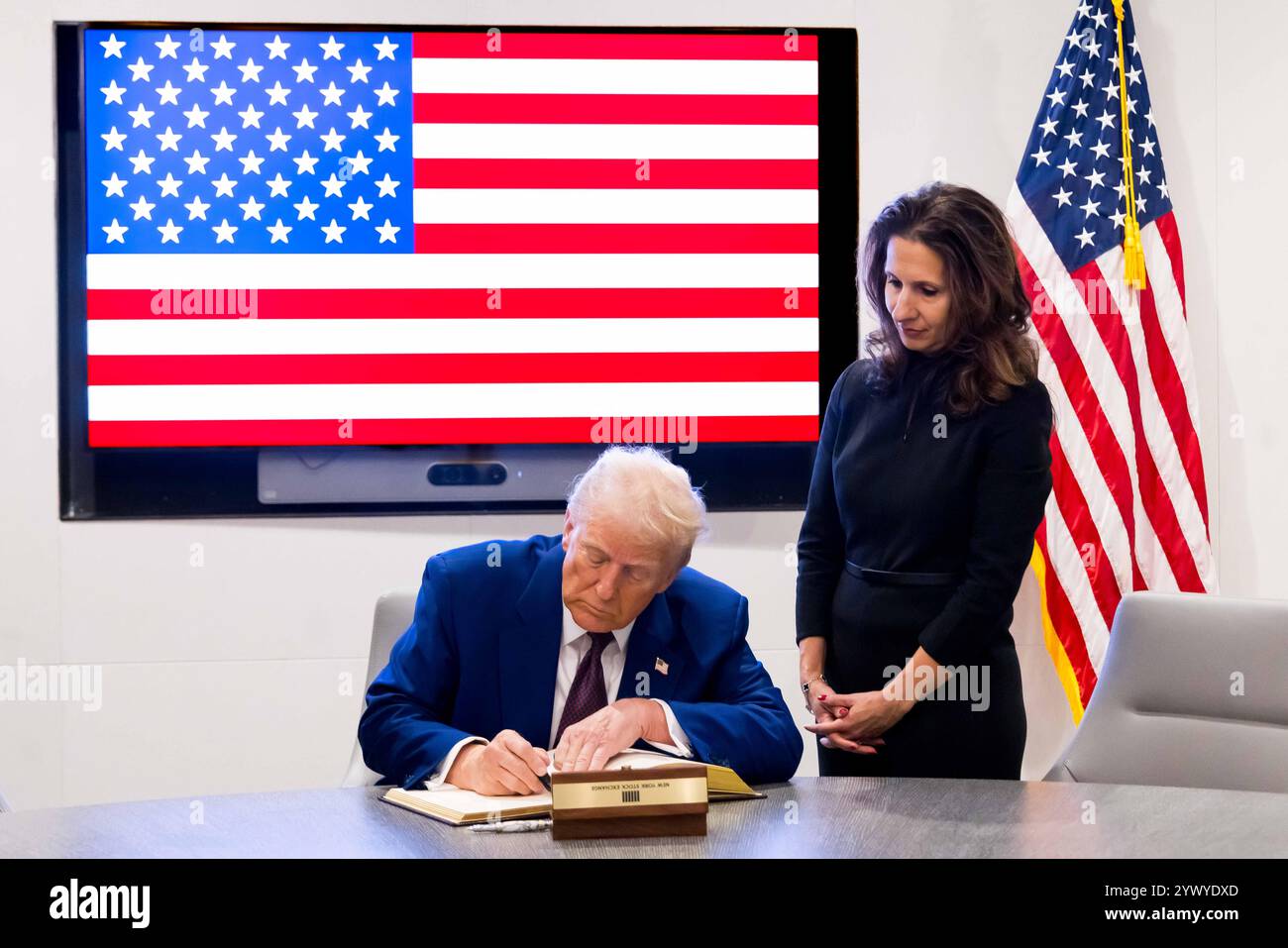 New York, Stati Uniti. 12 dicembre 2024. La Borsa di New York dà il benvenuto al presidente eletto degli Stati Uniti Donald J. Trump, oggi, giovedì 12 dicembre 2024, per onorare il presidente eletto Donald J. Trump che è stato nominato persona dell'anno DEL TEMPO. Per onorare l'occasione, il presidente eletto degli Stati Uniti Donald J. Trump suona il Bell® di apertura, affiancato dal CEO di ICE Jeff Sprecher, dal CEO di TIME Jessica Sibley e dal presidente della NYSE Lynn Martin. (Foto di NYSE Group via Credit: SIPA USA/Alamy Live News Foto Stock