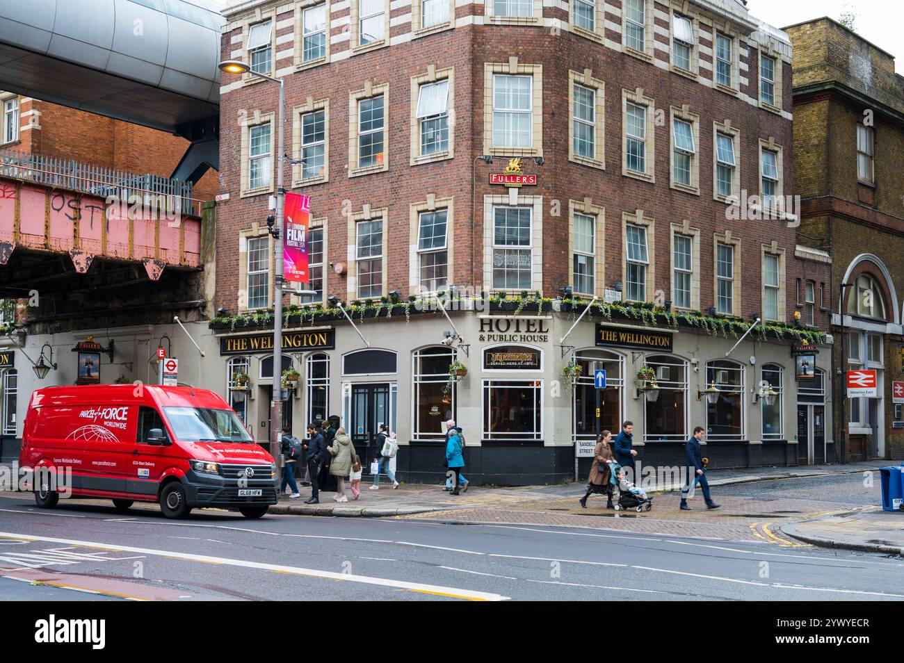 Il Wellington Hotel è un hotel a tre stelle e pub di fronte alla stazione ferroviaria di Waterloo in Waterloo Road Londra Inghilterra Regno Unito Foto Stock