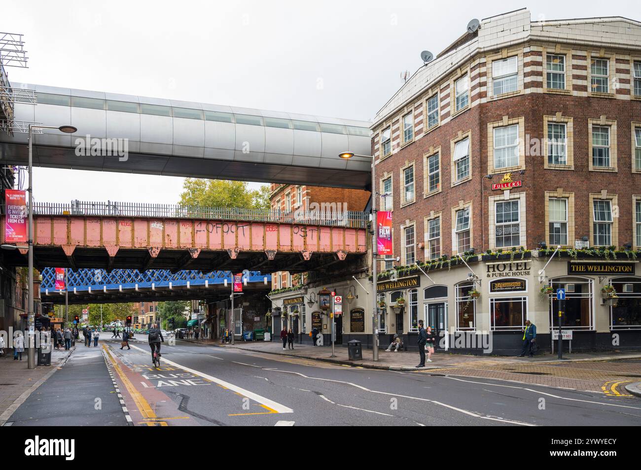 Il Wellington Hotel è un hotel a tre stelle e pub di fronte alla stazione ferroviaria di Waterloo in Waterloo Road Londra Inghilterra Regno Unito Foto Stock