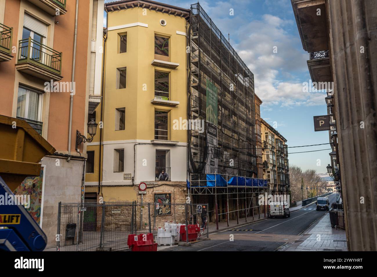 Madrid, Spagna.12, 2024. Il governo centrale spagnolo ha avviato un ambizioso progetto di costruzione di alloggi pubblici che riflette un impegno significativo per la politica immobiliare. Attraverso la formalizzazione di 556 accordi con comunità autonome ed enti locali, è prevista la costruzione di 24.283 nuove abitazioni con un investimento totale di 966.184.614,57 euro. Crediti: Mario Martija/Alamy Live News Foto Stock