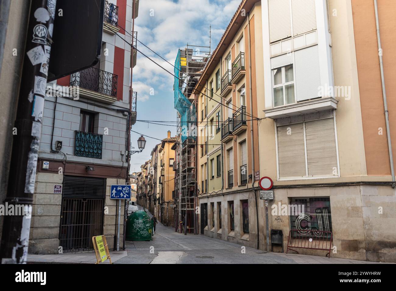 Madrid, Spagna.12, 2024. Il governo centrale spagnolo ha avviato un ambizioso progetto di costruzione di alloggi pubblici che riflette un impegno significativo per la politica immobiliare. Attraverso la formalizzazione di 556 accordi con comunità autonome ed enti locali, è prevista la costruzione di 24.283 nuove abitazioni con un investimento totale di 966.184.614,57 euro. Crediti: Mario Martija/Alamy Live News Foto Stock