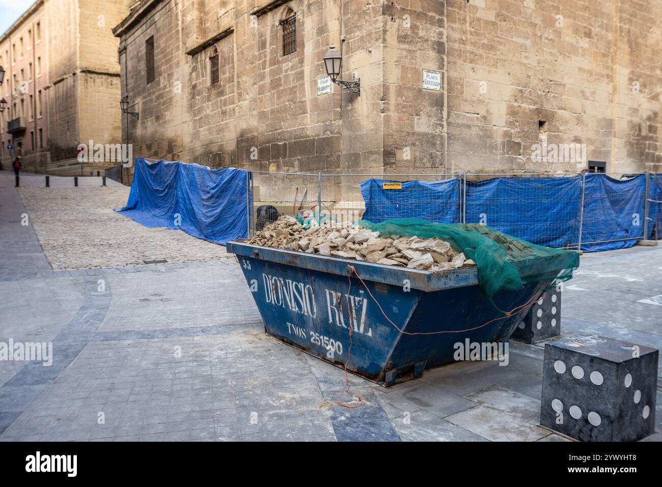 Madrid, Spagna.12, 2024. Il governo centrale spagnolo ha avviato un ambizioso progetto di costruzione di alloggi pubblici che riflette un impegno significativo per la politica immobiliare. Attraverso la formalizzazione di 556 accordi con comunità autonome ed enti locali, è prevista la costruzione di 24.283 nuove abitazioni con un investimento totale di 966.184.614,57 euro. Crediti: Mario Martija/Alamy Live News Foto Stock