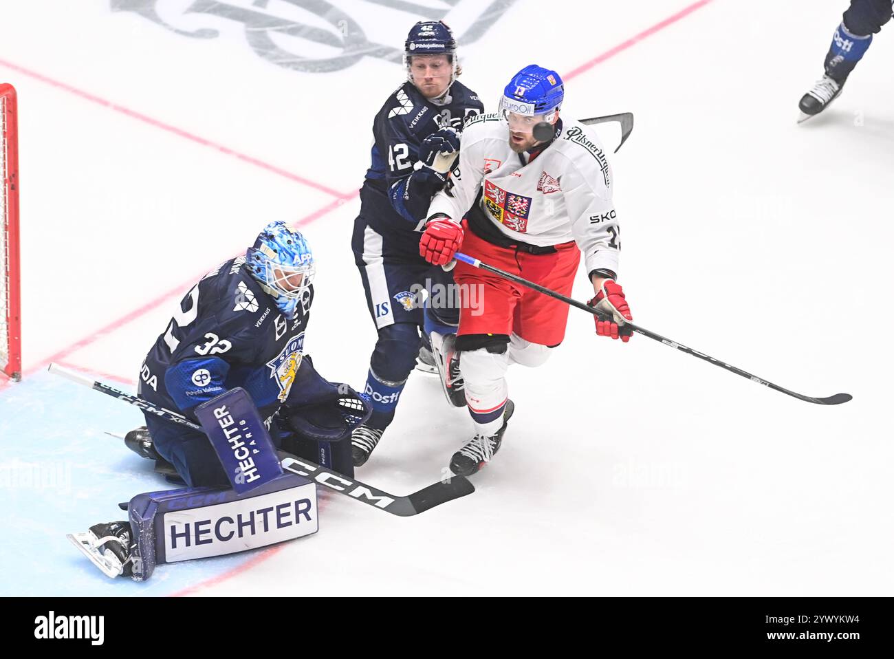 Pardubice, Repubblica Ceca. 12 dicembre 2024. L-R portiere Emil Larmi e Robin Salo (entrambi fin) e Jiri Smejkal (CZE) in azione durante la partita tra Repubblica Ceca e Finlandia ai Giochi svizzeri di hockey, parte dell'Euro Hockey Tour, a Pardubice, Repubblica Ceca, 12 dicembre 2024. Crediti: Josef Vostarek/CTK Photo/Alamy Live News Foto Stock