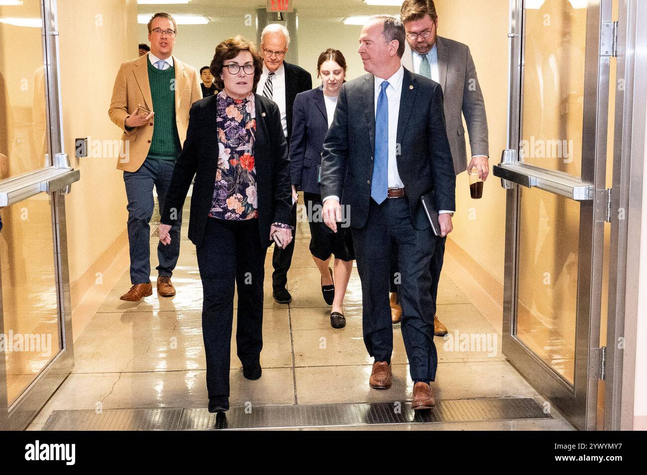 Washington, District of Columbia, USA. 12 dicembre 2024. Il senatore statunitense JACKY ROSEN (D-NV) parla con il senatore statunitense ADAM SCHIFF (D-CA) vicino alla metropolitana del Senato al Campidoglio degli Stati Uniti. (Credit Image: © Michael Brochstein/ZUMA Press Wire) SOLO PER USO EDITORIALE! Non per USO commerciale! Crediti: ZUMA Press, Inc./Alamy Live News Foto Stock