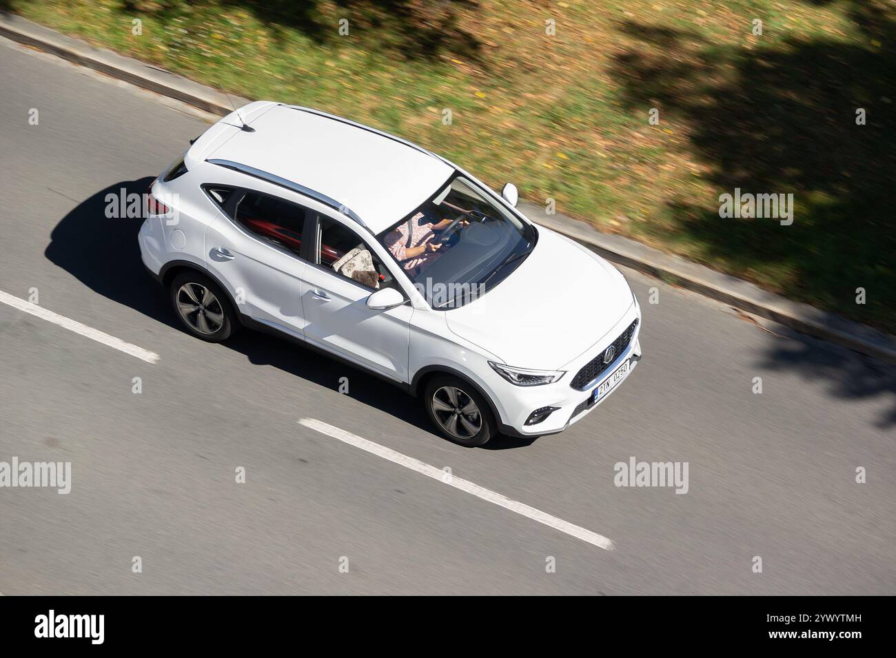 OSTRAVA, CECHIA - 6 AGOSTO 2024: Crossover MG ZS cinese bianco, effetto motion blur Foto Stock