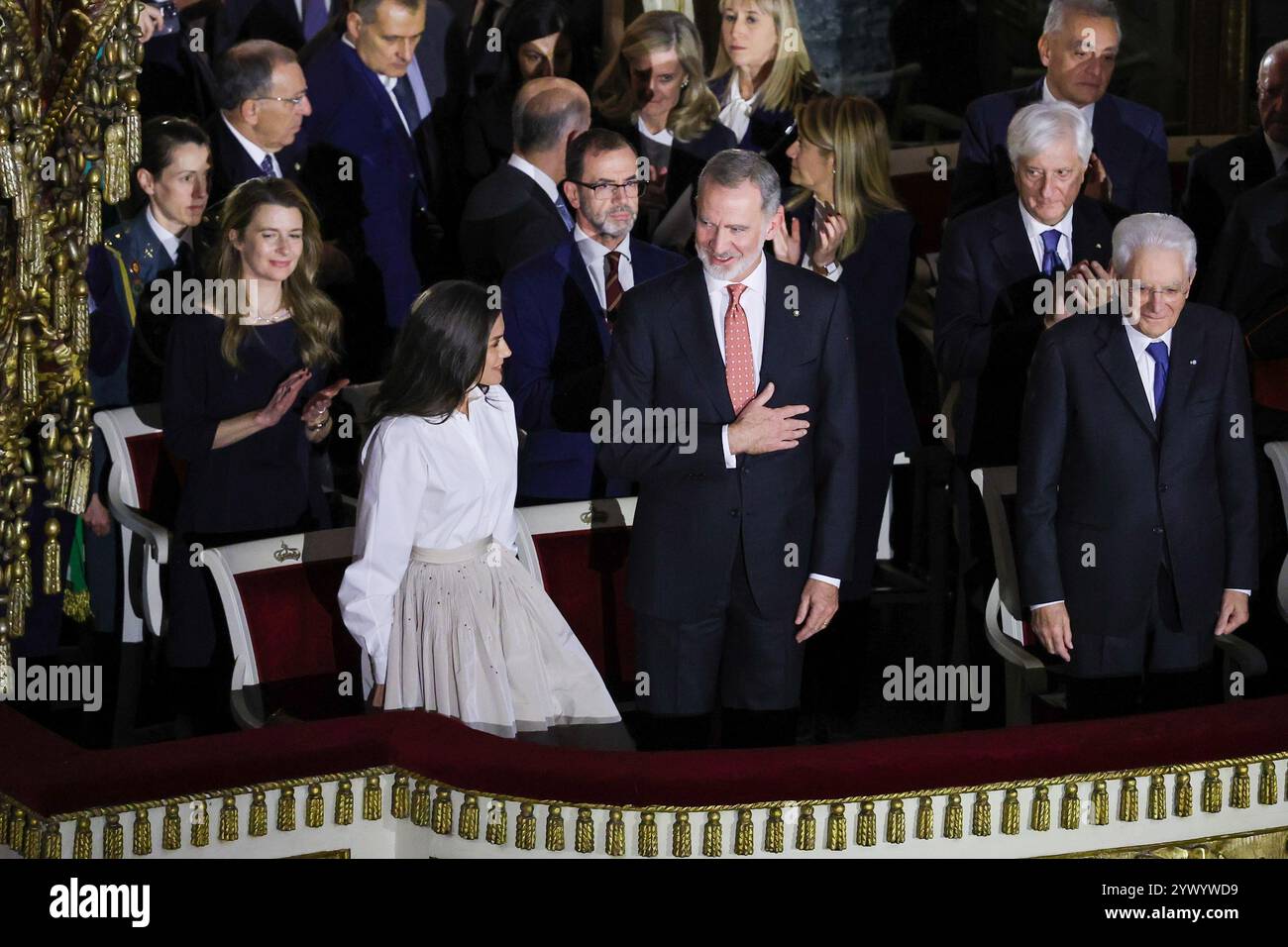 Napoli, Italia, 12 dicembre 2024. Re Felipe IV di Spagna con il Presidente della Repubblica Italiana, Sergio Mattarella, prima della cerimonia per ricevere il Dottorato di ricerca onoris causa, in Scienze sociali e statistiche, dell'Università Federico II di Napoli, accoglie gli ospiti dal palco reale del Teatro San Carlo. Foto Stock