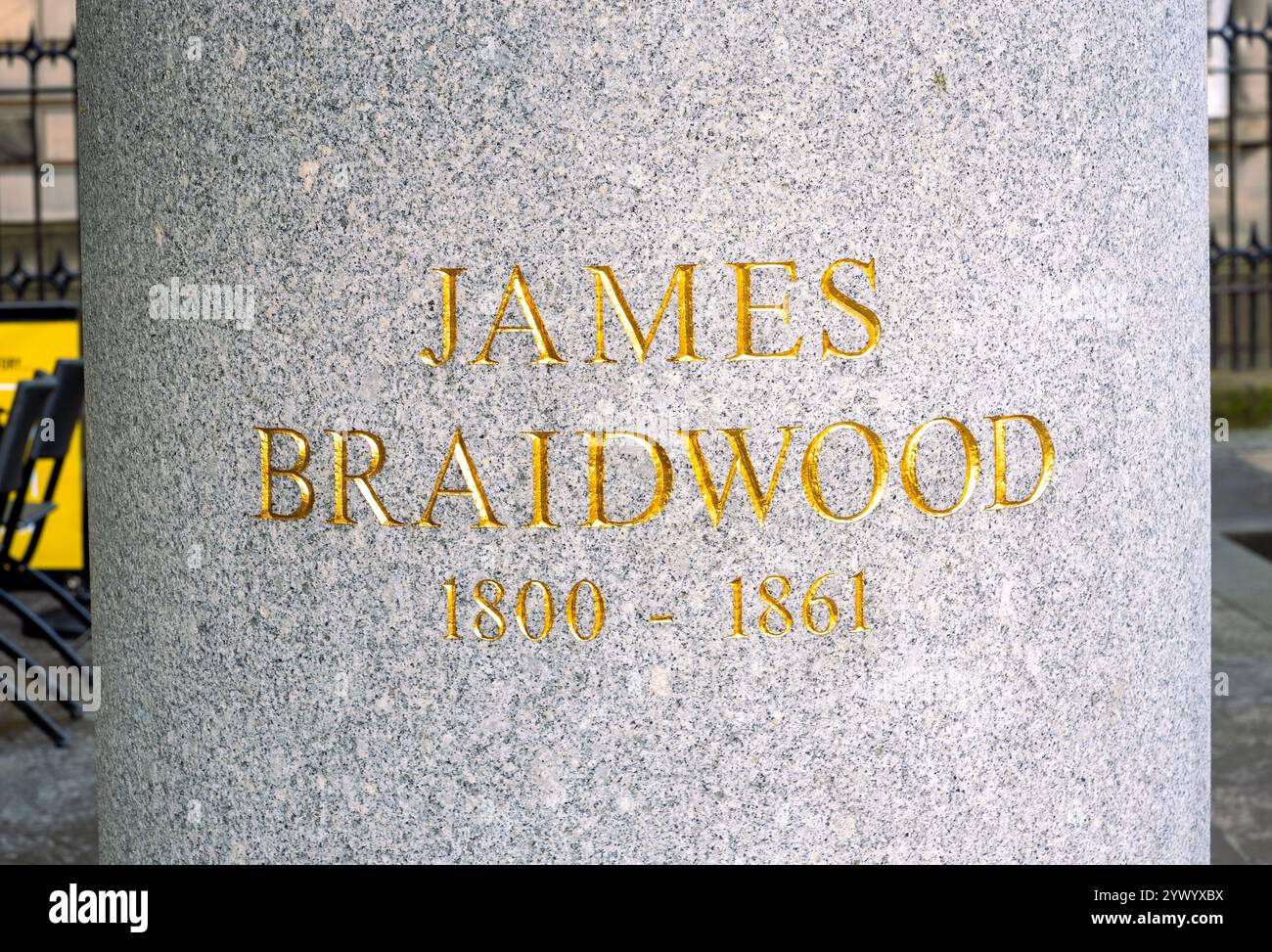Statua di James Braidwood (1800-1861) che fu un pompiere scozzese che fondò uno dei primi vigili del fuoco municipali al mondo nel 1824, Edimburgo Foto Stock