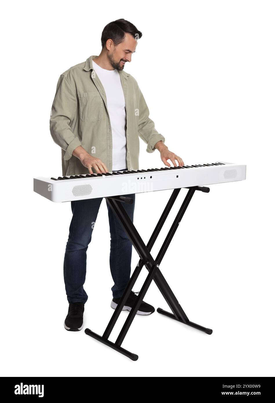 Uomo sorridente che suona sintetizzatore su sfondo bianco Foto Stock