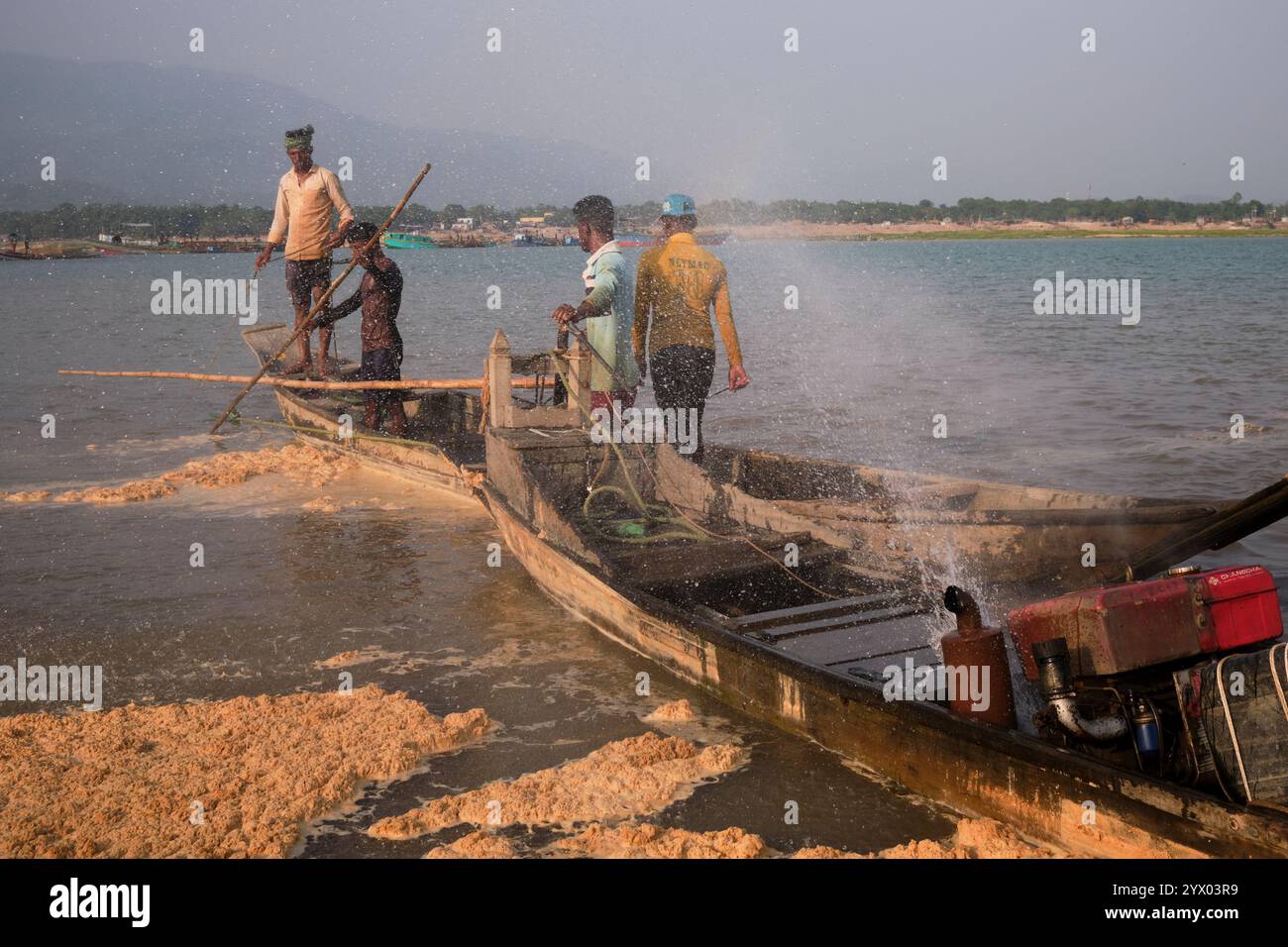 I lavoratori della pietra estraggono pietre dal fiume Jadu Kata a Sylhet, Bangladesh. Foto Stock