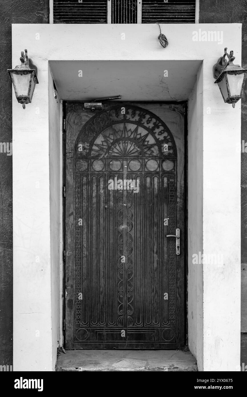 Vecchia e bella porta ornata ad Alexandroupoli, Grecia, dettagli architettonici classici. Foto Stock