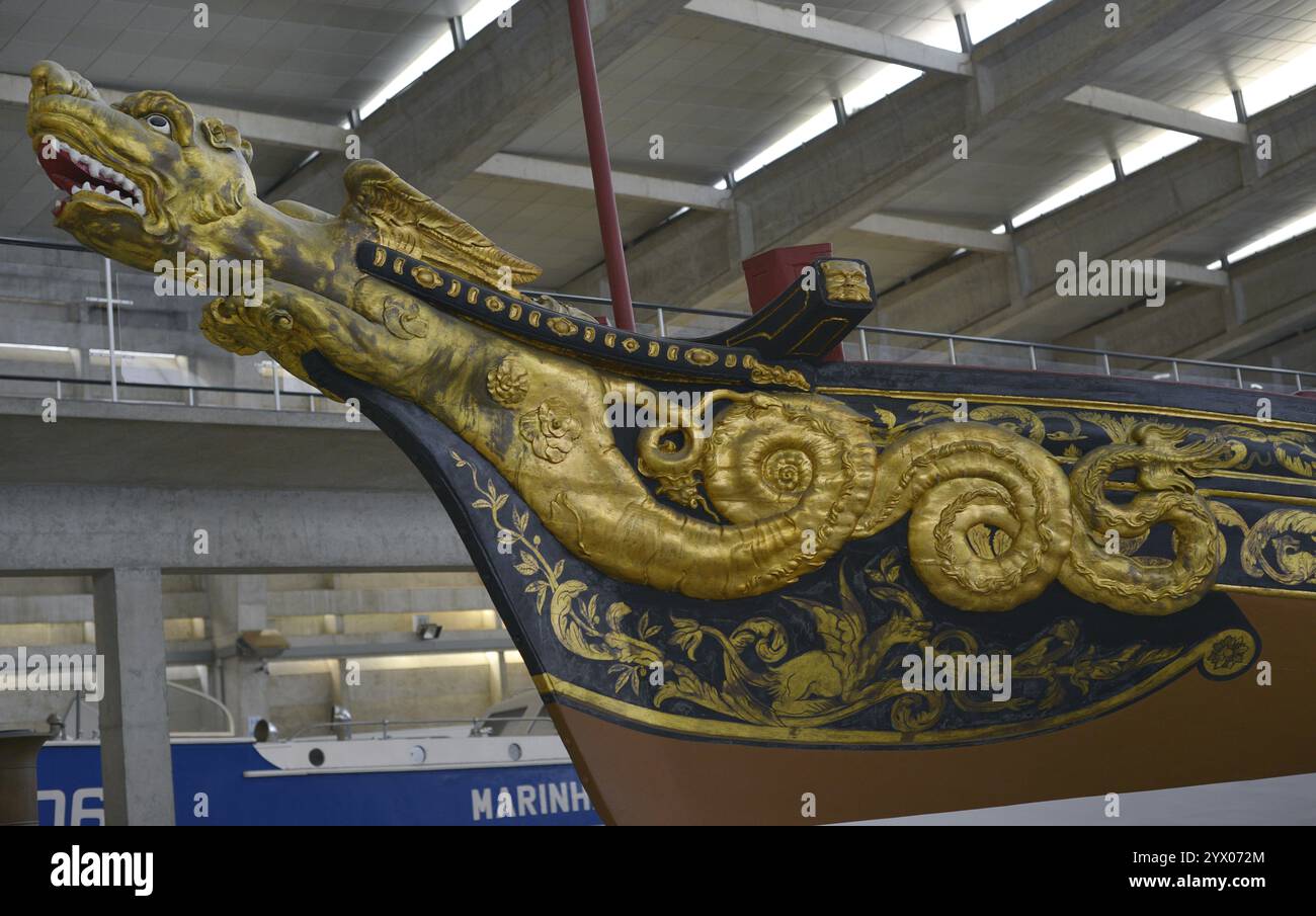 Brigantino reale. Costruito nel 1778 per ordine della regina Maria i del Portogallo (1734-1816), dal Royal Naval Shipyard (Real Arsenal da Marinha) a Lisbona, per il fidanzamento del principe Giovanni (Joao), futuro re Giovanni vi (Joao vi). Successivamente passò al servizio ufficiale della Casa reale. La costruzione e il progetto furono opera di Torquato José Clavina, caposquadra della nave all'Arsenale Navale. Il legno dorato è stato realizzato dall'artista Manuel Vieira. Il suo ultimo servizio fu il trasferimento della regina Elisabetta II del Regno Unito attraverso il fiume Tago, in occasione della sua visita ufficiale Foto Stock