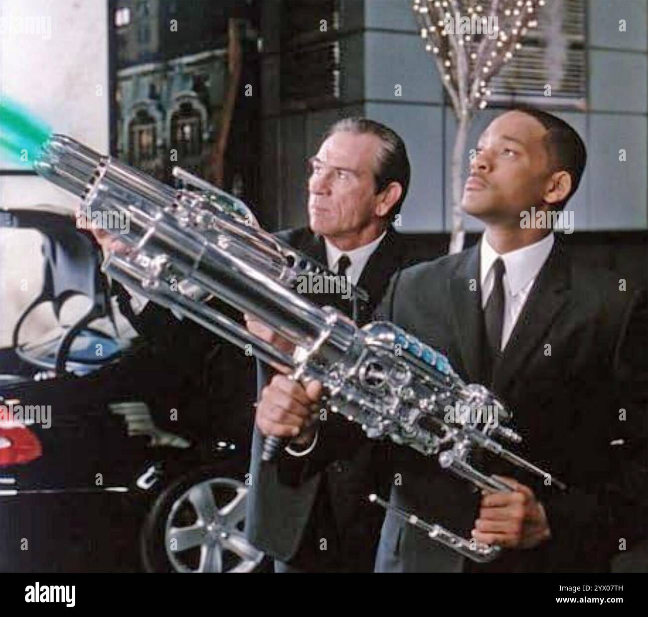 MEN IN BLACK II - 2002 Sony Pictures che pubblica un film con Will Smith a destra nel ruolo dell'Agente J e Tommy Lee Jones nel ruolo dell'Agente K. Foto Stock