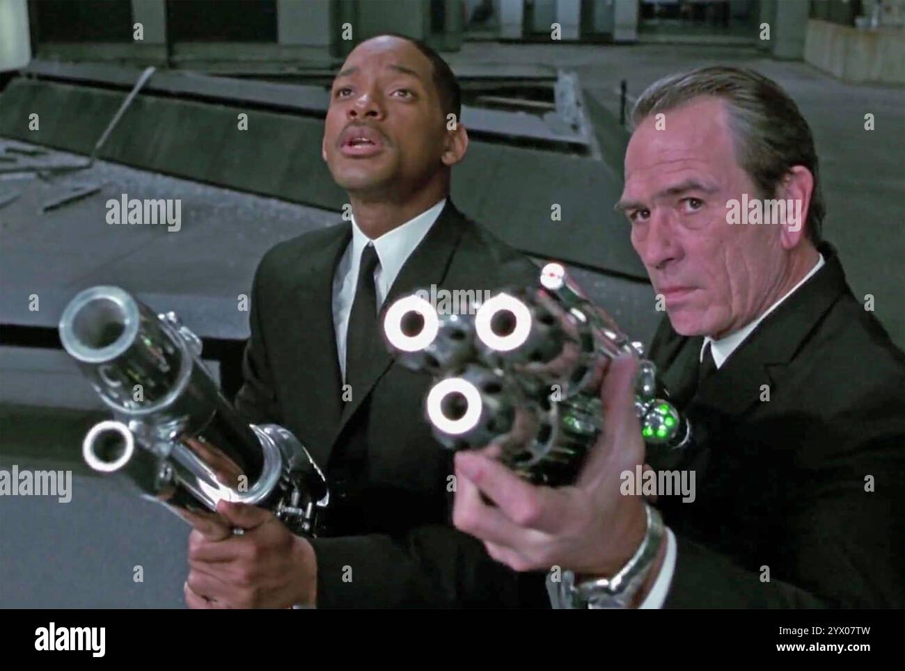 MEN IN BLACK II - 2002 Sony Pictures che pubblica un film con Will Smith a sinistra nel ruolo dell'Agente J e Tommy Lee Jones nel ruolo dell'Agente K. Foto Stock