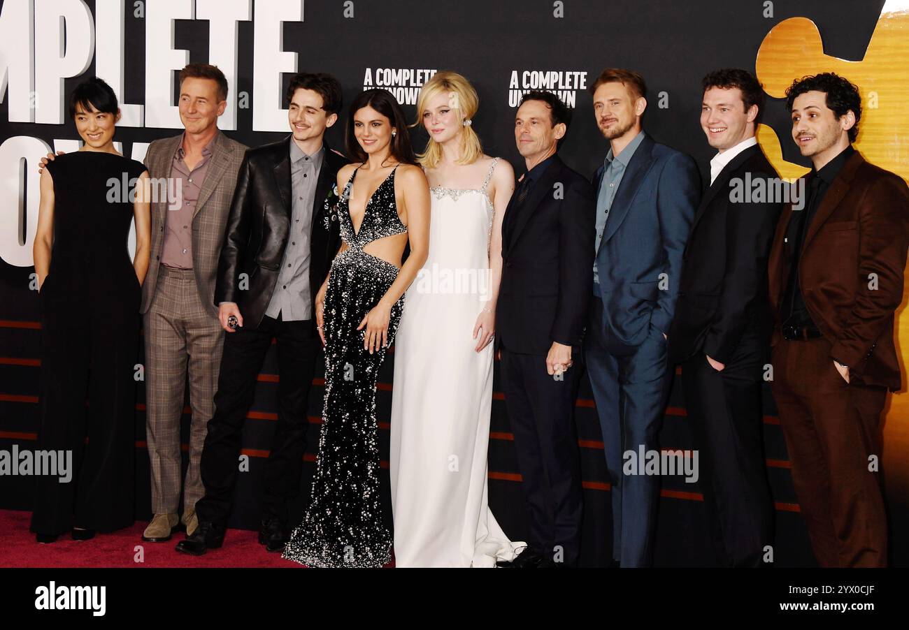 HOLLYWOOD, CALIFORNIA - 10 DICEMBRE: Eriko Hatsune, Edward Norton, Timothée Chalamet, Monica Barbaro, Elle Fanning, James Mangold, Scoot McNairy, Boyd Holbrook, Will Harrison, Nick Pupo partecipa alla premiere di Los Angeles di Searchlight Pictures "A complete Unknown" al Dolby Theatre il 10 dicembre 2024 a Hollywood, California. Crediti: Jeffrey Mayer / MediaPunch Foto Stock