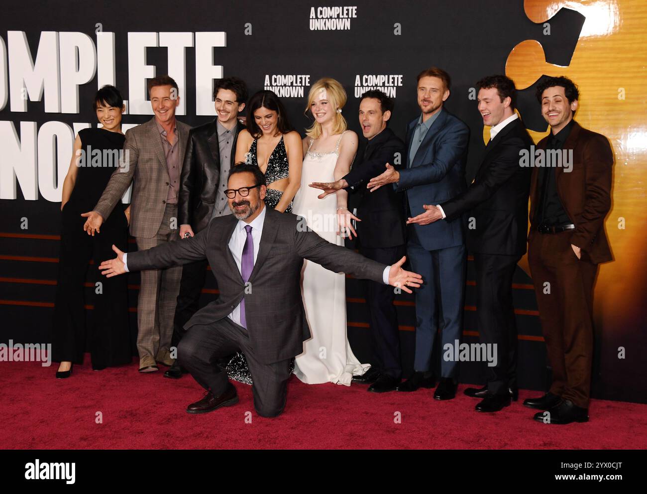 HOLLYWOOD, CALIFORNIA - 10 DICEMBRE: Eriko Hatsune, Edward Norton, Timothée Chalamet, Monica Barbaro, Elle Fanning, James Mangold, Scoot McNairy, Boyd Holbrook, Will Harrison, Nick Pupo partecipa alla premiere di Los Angeles di Searchlight Pictures "A complete Unknown" al Dolby Theatre il 10 dicembre 2024 a Hollywood, California. Crediti: Jeffrey Mayer / MediaPunch Foto Stock