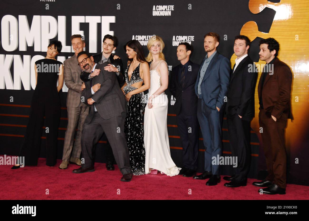 HOLLYWOOD, CALIFORNIA - 10 DICEMBRE: Eriko Hatsune, Edward Norton, Timothée Chalamet, Monica Barbaro, Elle Fanning, James Mangold, Scoot McNairy, Boyd Holbrook, Will Harrison, Nick Pupo partecipa alla premiere di Los Angeles di Searchlight Pictures "A complete Unknown" al Dolby Theatre il 10 dicembre 2024 a Hollywood, California. Crediti: Jeffrey Mayer / MediaPunch Foto Stock