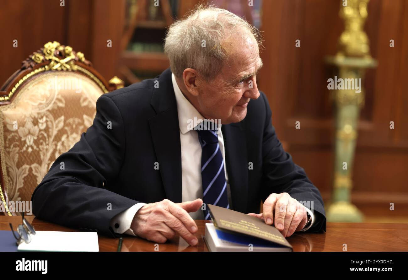 Mosca, Russia. 11 dicembre 2024. Il presidente russo della Corte costituzionale Valery Zorkin ascolta il presidente Vladimir Putin, a destra, durante una riunione individuale al Cremlino, l'11 dicembre 2024, a Mosca, in Russia. Crediti: Alexander Kazakov/piscina del Cremlino/Alamy Live News Foto Stock