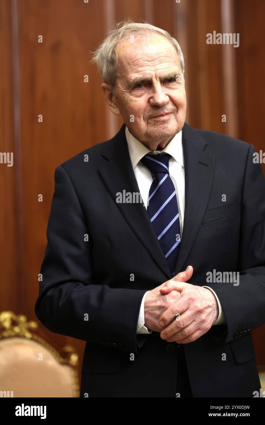Mosca, Russia. 11 dicembre 2024. Il presidente russo della Corte costituzionale Valery Zorkin attende l'arrivo del presidente Vladimir Putin, prima di una riunione individuale al Cremlino, l'11 dicembre 2024, a Mosca, in Russia. Crediti: Alexander Kazakov/piscina del Cremlino/Alamy Live News Foto Stock