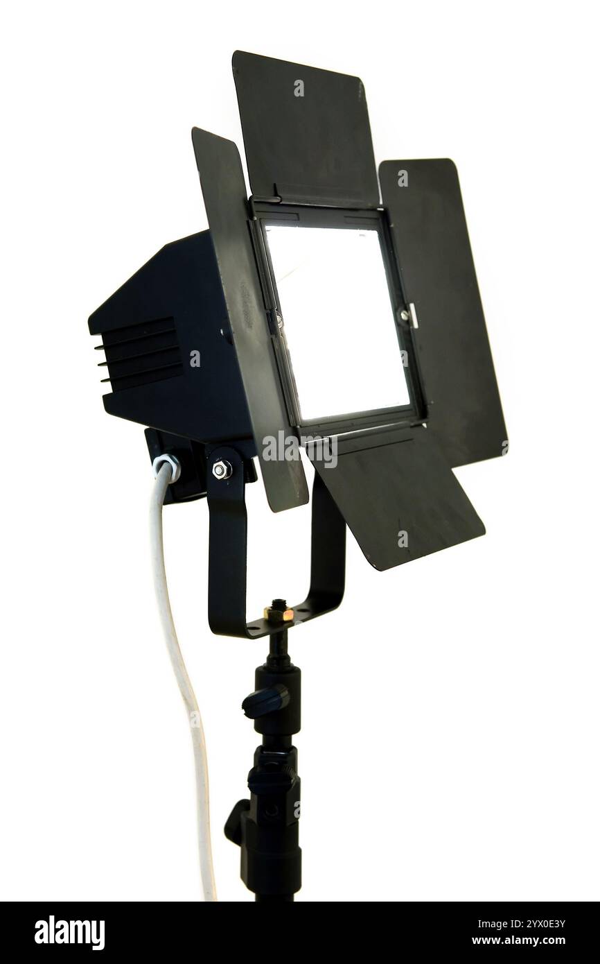 Riflettore professionale Studio isolato su sfondo bianco, apparecchiatura fotografica essenziale per il controllo dell'illuminazione Foto Stock