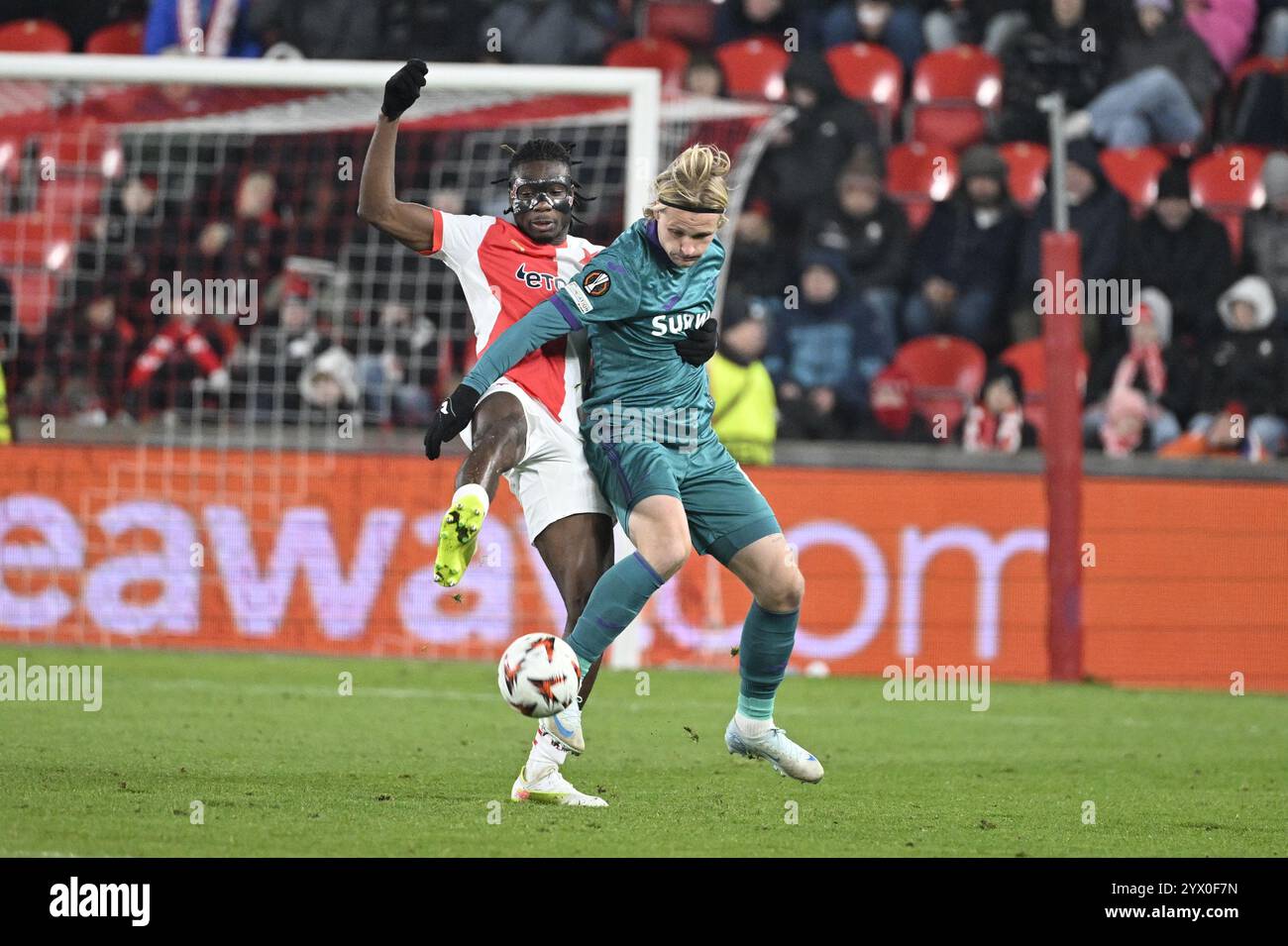 Praga, Repubblica Ceca. 12 dicembre 2024. Igoh Ogbu di Slavia, a sinistra, e Kasper Dolberg di Anderlecht in azione durante la partita di calcio del sesto turno di Europa League Slavia Praha contro Anderlecht a Praga, Repubblica Ceca, 12 dicembre 2024. Crediti: Katerina Sulova/CTK Photo/Alamy Live News Foto Stock