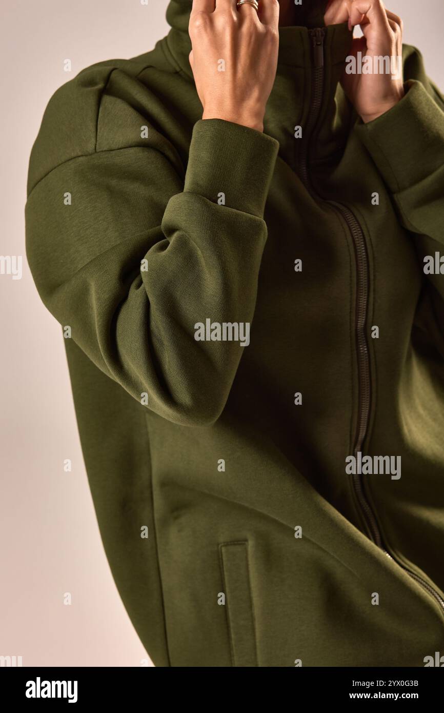 Una persona che indossa un'elegante giacca verde con zip e colletto aperto, ideale per la moda casual, perfetta per un look autunnale e invernale Foto Stock