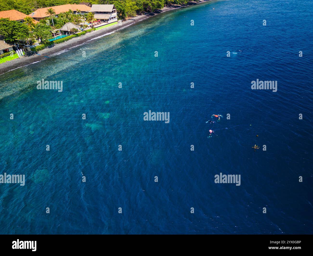 Subacquei e snorkelling sul relitto USAT Liberty della seconda Guerra Mondiale a Tulamben, Bali Foto Stock