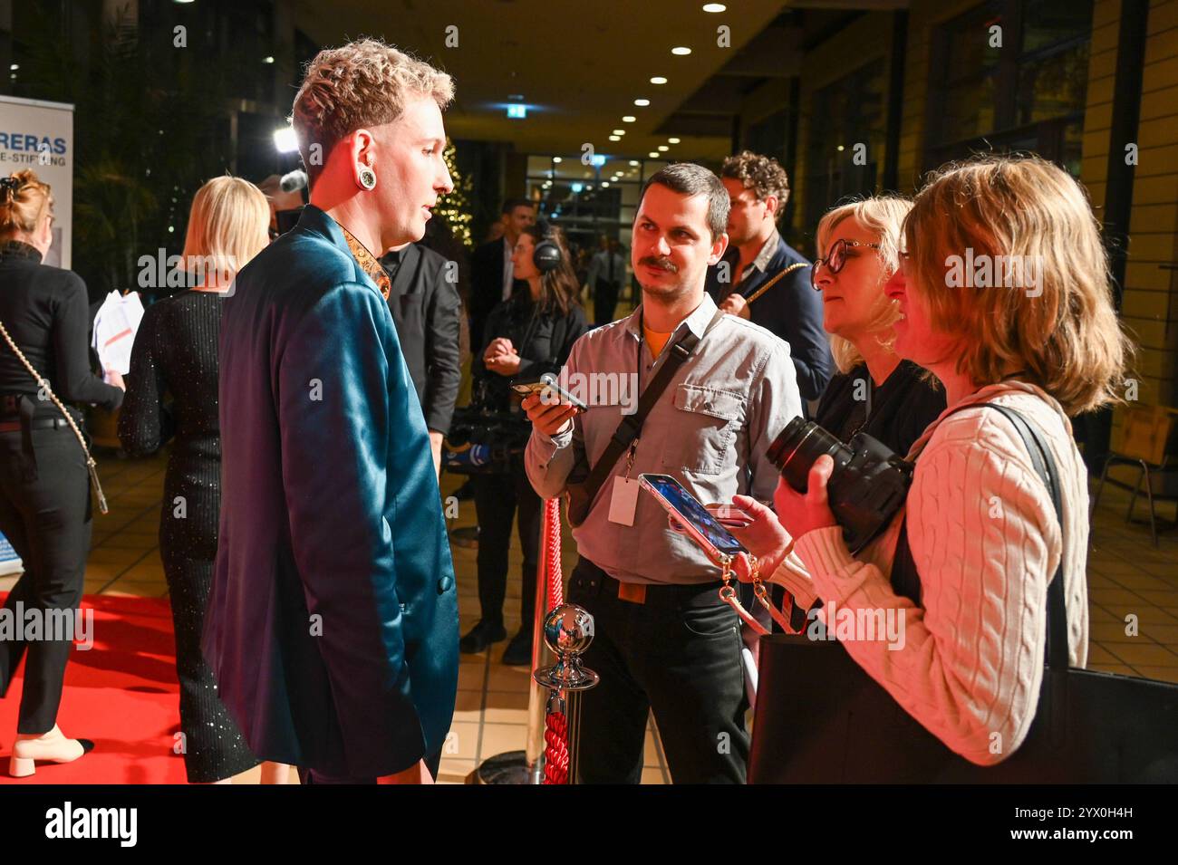 Lipsia - Spendengala im Kampf gegen Leukämie: Dutzende Stars bei der 30. JosÃ Carreras Gala 12.12.2024 ab 18 Uhr Leipzig, Media City Leipzig Fotograf: EHL Media/Dietmar Thomas IM foto: Fabian Kahl, Trödelhändler am Donnerstag überträgt der MDR ab 20,15 Uhr Live aus Leipzig die 30. Gala di JosÃ Carreras. Gastgeber und Stifter JosÃ Carreras Wird in Seiner großen Vision Leukämie Muss heilbar werden. Immer und bei jedem wieder von prominenten internationalen und nationalen Künstlerfreunden unterstützt. Gemeinsam mit Gastgeber JosÃ Carreras werden auch in diesem Jahr die TV-Moderatoren und Botschafter Foto Stock