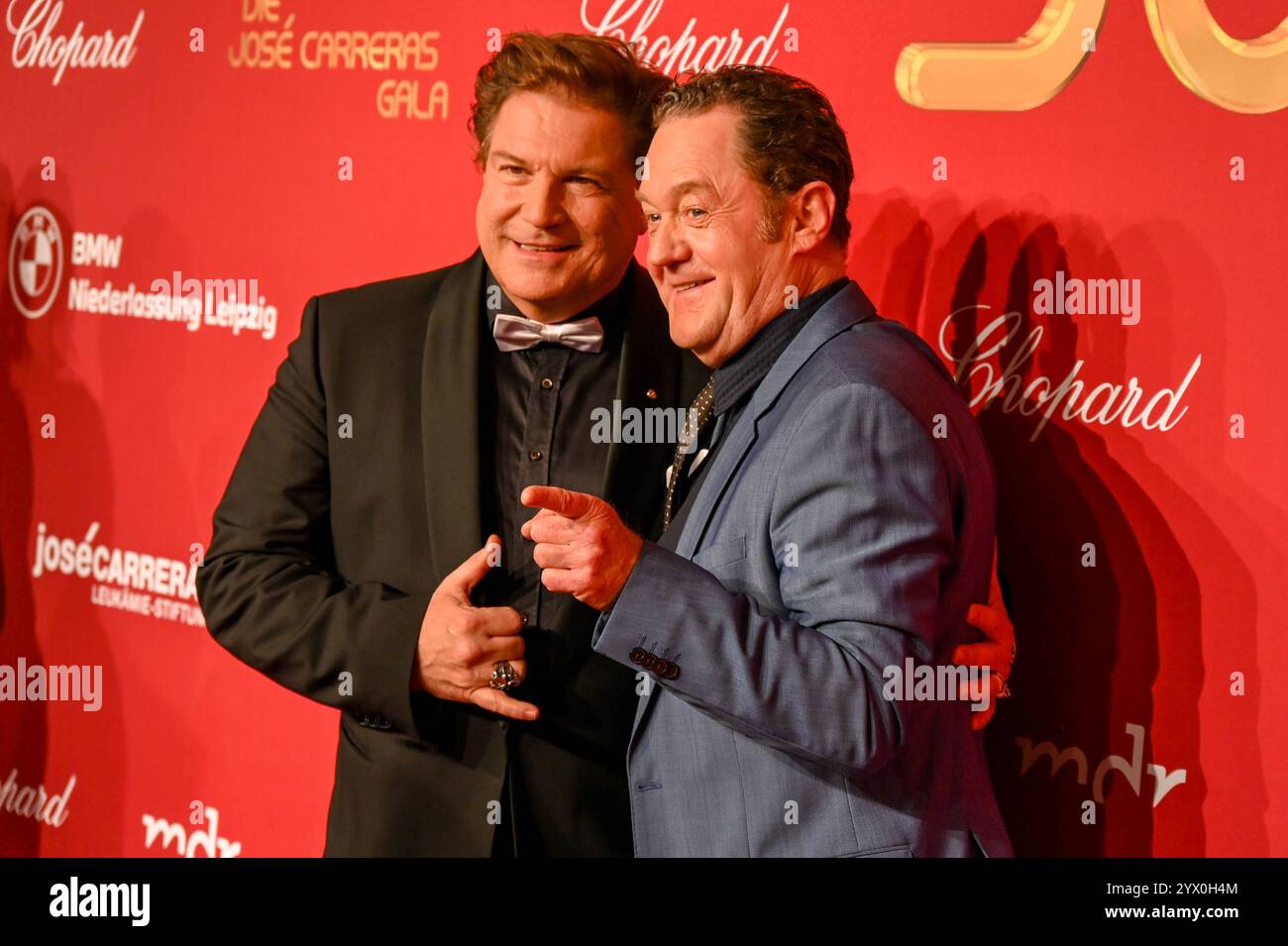 Lipsia - Spendengala im Kampf gegen Leukämie: Dutzende Stars bei der 30. JosÃ Carreras Gala 12.12.2024 ab 18 Uhr Leipzig, Media City Leipzig Fotograf: EHL Media/Dietmar Thomas IM foto: Francis Fulton-Smith, Schauspieler und Jürgen Tonkel, Musiker am Donnerstag überträgt der MDR ab 20,15 Uhr Live aus Leipzig die 30. Gala di JosÃ Carreras. Gastgeber und Stifter JosÃ Carreras Wird in Seiner großen Vision Leukämie Muss heilbar werden. Immer und bei jedem wieder von prominenten internationalen und nationalen Künstlerfreunden unterstützt. Gemeinsam mit Gastgeber JosÃ Carreras werden auch in diesem Jahr Foto Stock