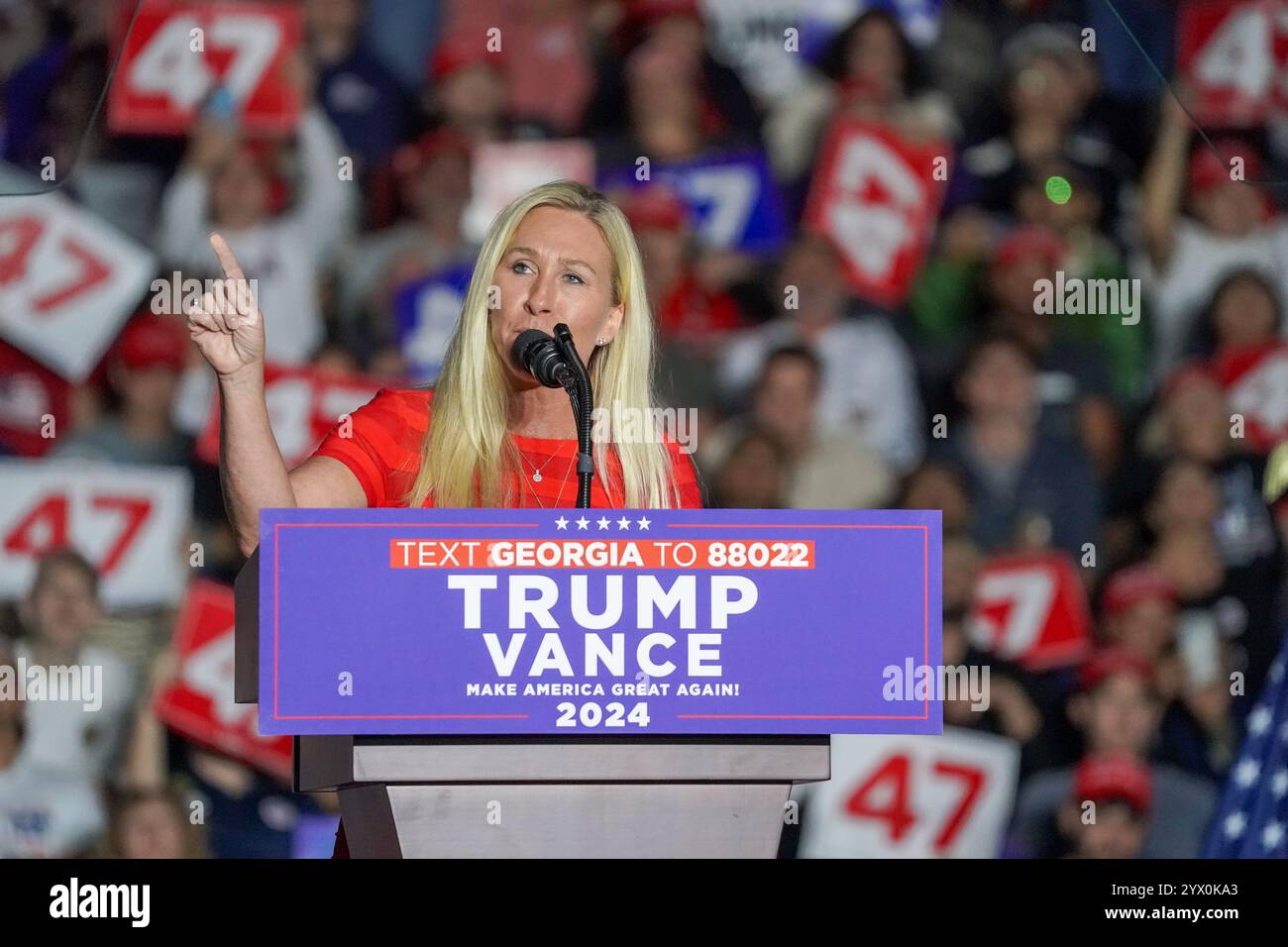 Marjorie Taylor Greene parla sul palco al McCamish Pavilion al Georgia Tech il 28 ottobre 2024, ad Atlanta, Georgia, USA. (Foto di Julia Beverly/Alamy Live News) Foto Stock