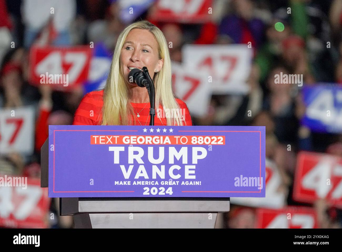 Marjorie Taylor Greene parla sul palco al McCamish Pavilion al Georgia Tech il 28 ottobre 2024, ad Atlanta, Georgia, USA. (Foto di Julia Beverly/Alamy Live News) Foto Stock