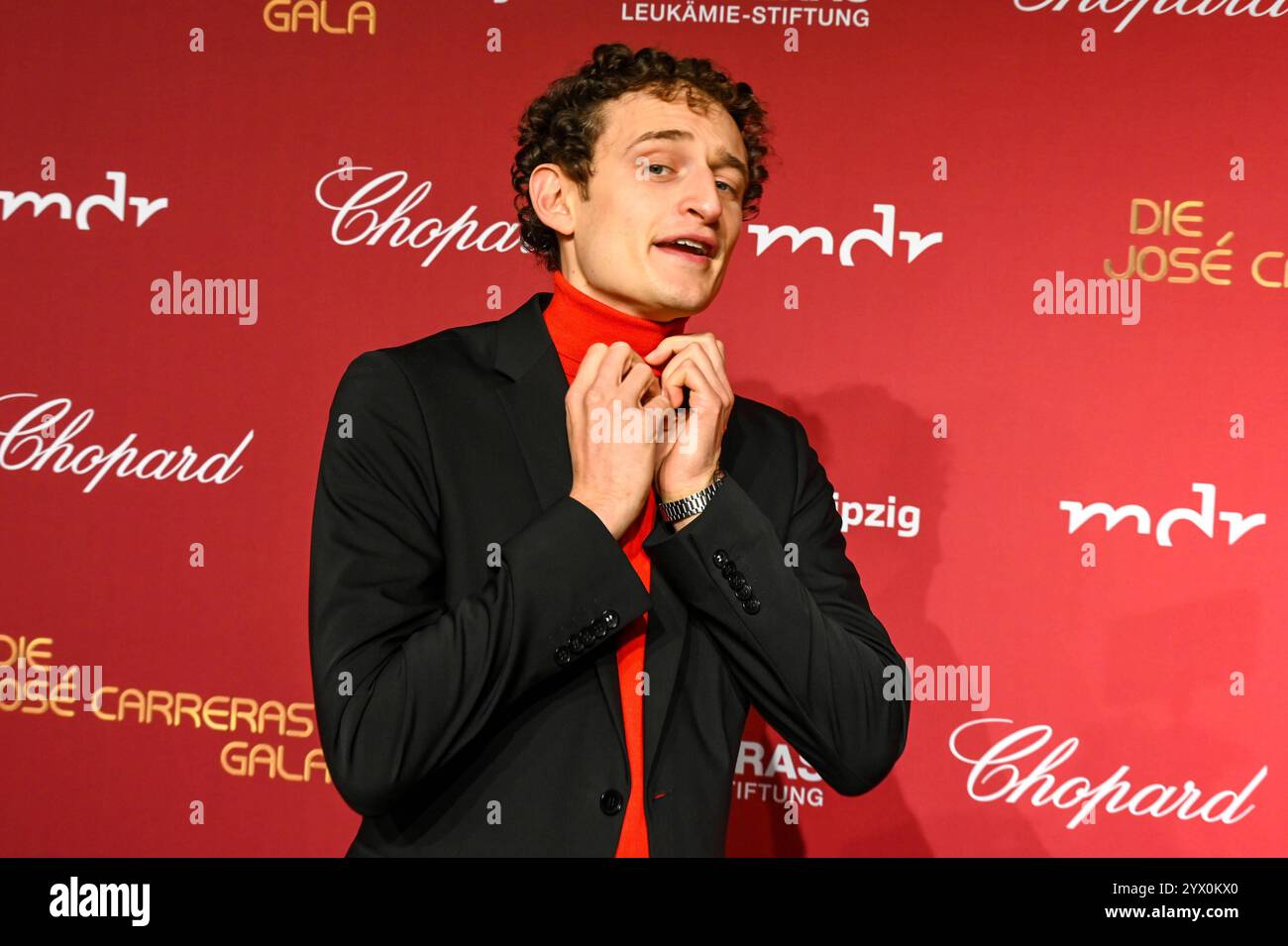Lipsia - Spendengala im Kampf gegen Leukämie: Dutzende Stars bei der 30. Josà Carreras Gala 12.12.2024 ab 18 Uhr Leipzig, Media City Leipzig Fotograf: EHL Media/Dietmar Thomas IM foto: Julian Janssen Checker Julian, moderatore am Donnerstag überträgt der MDR ab 20,15 Uhr Live aus Leipzig die 30. Gala di Josà Carreras. Gastgeber und Stifter Josà Carreras Wird in Seiner großen Vision Leukämie Muss heilbar werden. Immer und bei jedem wieder von prominenten internationalen und nationalen Künstlerfreunden unterstützt. Gemeinsam mit Gastgeber Josà Carreras werden auch in diesem Jahr die TV-Moderatoren u Foto Stock