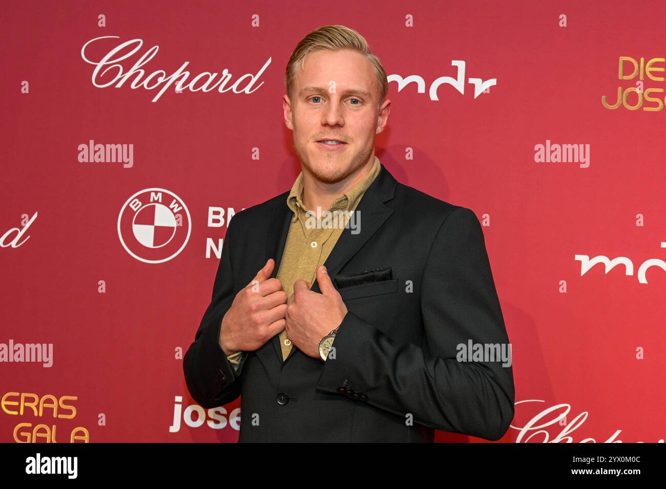 Lipsia - Spendengala im Kampf gegen Leukämie: Dutzende Stars bei der 30. JosÃ Carreras Gala 12.12.2024 ab 18 Uhr Leipzig, Media City Leipzig Fotograf: EHL Media/Dietmar Thomas IM foto: Xaver Schlager, Fußballspieler RB Leipzig am Donnerstag überträgt der MDR ab 20,15 Uhr Live aus Leipzig die 30. Gala di JosÃ Carreras. Gastgeber und Stifter JosÃ Carreras Wird in Seiner großen Vision Leukämie Muss heilbar werden. Immer und bei jedem wieder von prominenten internationalen und nationalen Künstlerfreunden unterstützt. Gemeinsam mit Gastgeber JosÃ Carreras werden auch in diesem Jahr die TV-Moderatoren Foto Stock