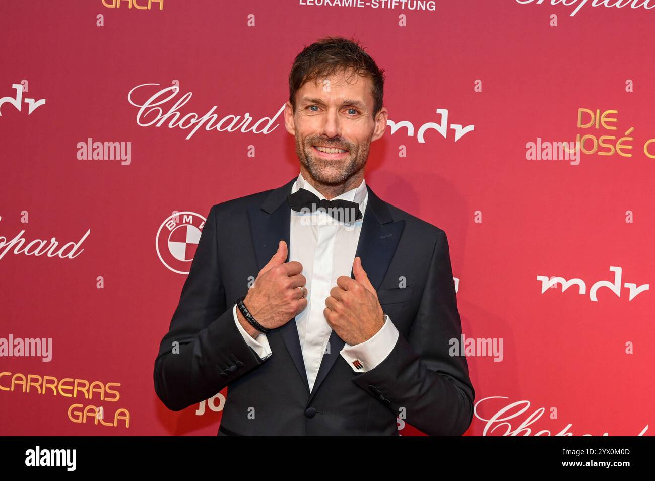 Lipsia - Spendengala im Kampf gegen Leukämie: Dutzende Stars bei der 30. JosÃ Carreras Gala 12.12.2024 ab 18 Uhr Leipzig, Media City Leipzig Fotograf: EHL Media/Dietmar Thomas IM foto: Sven Hannawald, Ehemaliger Skispringer am Donnerstag überträgt der MDR ab 20,15 Uhr Live aus Leipzig die 30. Gala di JosÃ Carreras. Gastgeber und Stifter JosÃ Carreras Wird in Seiner großen Vision Leukämie Muss heilbar werden. Immer und bei jedem wieder von prominenten internationalen und nationalen Künstlerfreunden unterstützt. Gemeinsam mit Gastgeber JosÃ Carreras werden auch in diesem Jahr die TV-Moderatoren und Foto Stock