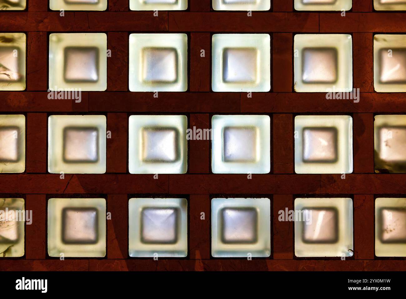 Una disposizione geometrica di mattoni di vetro illuminati Foto Stock