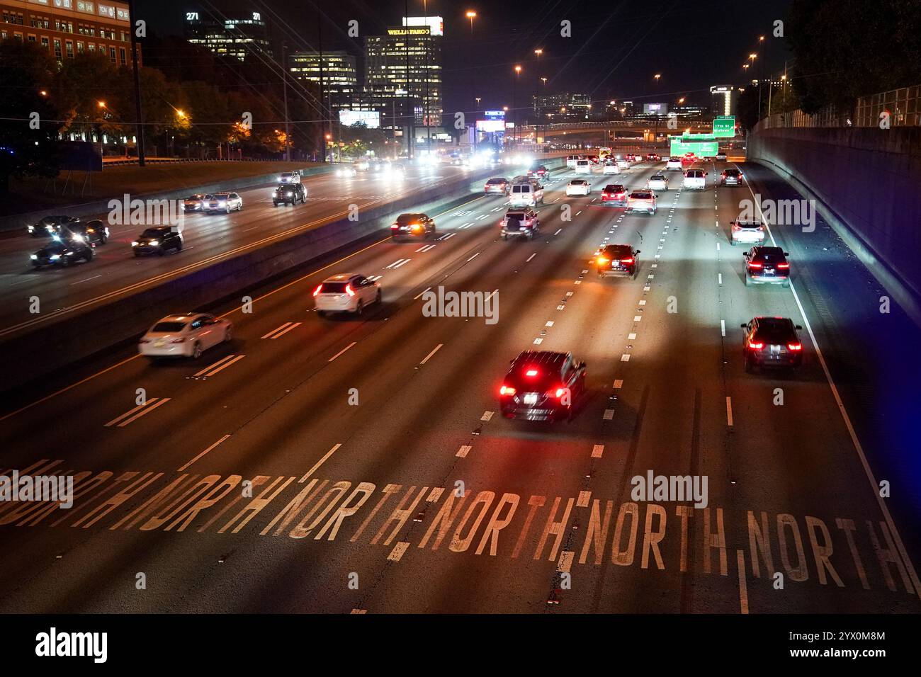 Il traffico in direzione nord sull'Interstate 75/85 è visibile il 28 ottobre 2024 ad Atlanta, Georgia, Stati Uniti. (Foto di Julia Beverly/Alamy Live News) Foto Stock