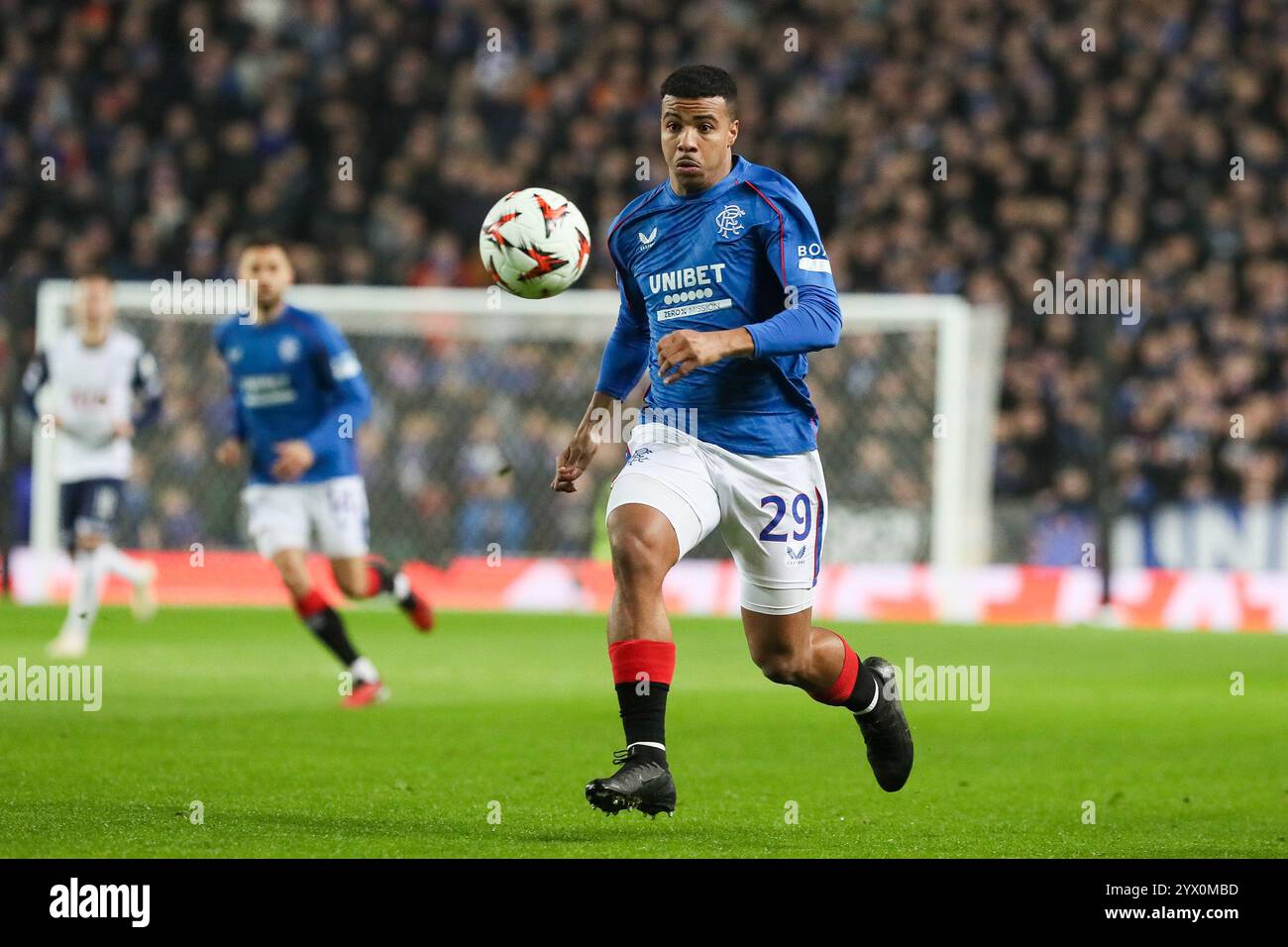 Glasgow, Regno Unito. 12 dicembre 2024. I Rangers hanno giocato al Tottenham Hotspur (Spurs) nella UEFA Europa League - League Stage all'Ibrox Stadium di Glasgow, Scozia, Regno Unito. Il punteggio finale è stato Rangers 1 - 1 Tottenham Hotspur. I gol furono segnati da H. Igamane (47') per i Rangers e D. Kulusevski (75') per gli Spurs. Crediti: Findlay/Alamy Live News Foto Stock