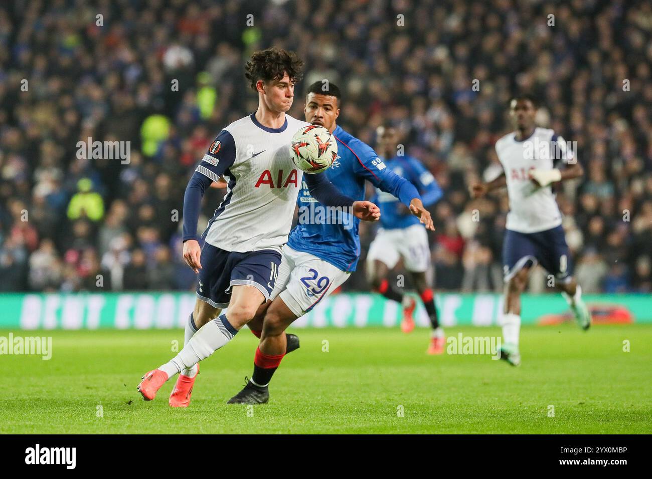 Glasgow, Regno Unito. 12 dicembre 2024. I Rangers hanno giocato al Tottenham Hotspur (Spurs) nella UEFA Europa League - League Stage all'Ibrox Stadium di Glasgow, Scozia, Regno Unito. Il punteggio finale è stato Rangers 1 - 1 Tottenham Hotspur. I gol furono segnati da H. Igamane (47') per i Rangers e D. Kulusevski (75') per gli Spurs. Crediti: Findlay/Alamy Live News Foto Stock