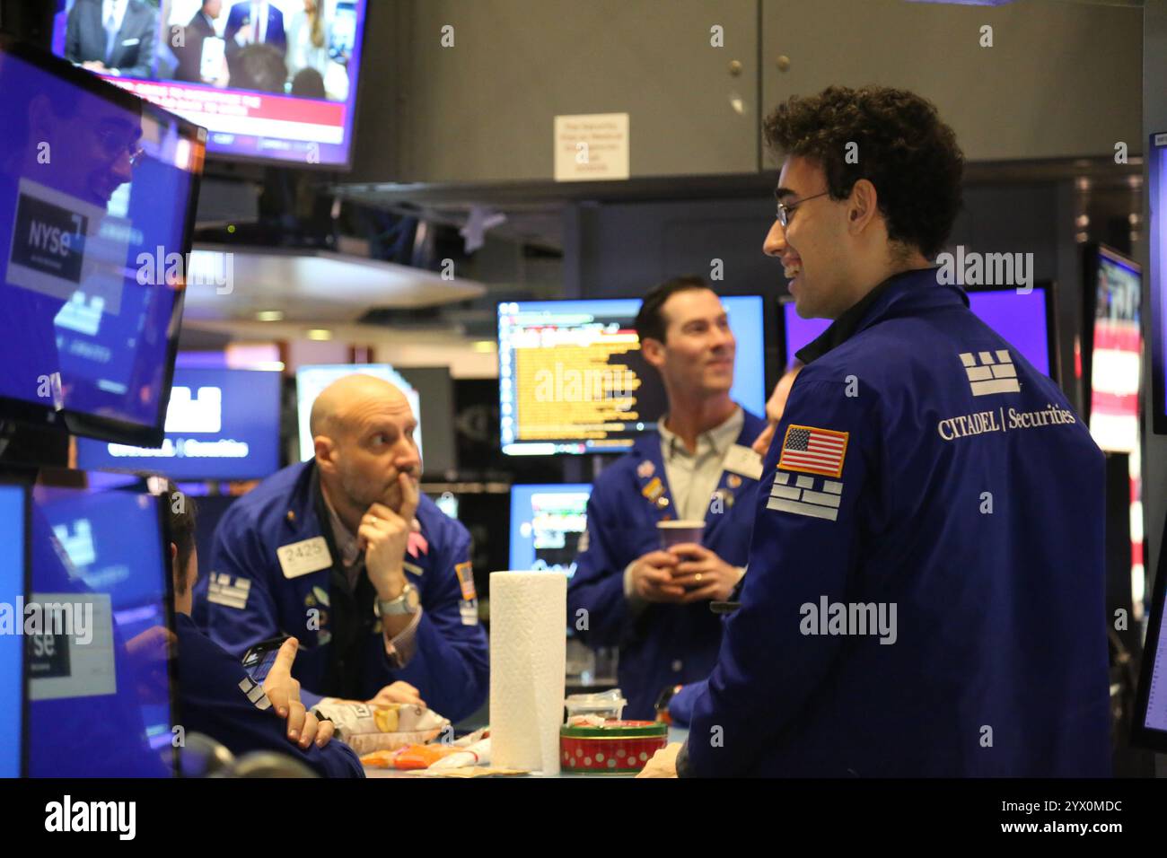 New York, Stati Uniti. 12 dicembre 2024. I trader lavorano al New York Stock Exchange di New York, negli Stati Uniti, il 12 dicembre 2024. Giovedì le azioni statunitensi si sono concluse al ribasso, dato che un rapporto sugli indici dei prezzi alla produzione (PPI) più caldo del previsto ha messo in ombra il precedente slancio delle azioni tecnologiche. La Dow Jones Industrial Average è scesa di 234,44 punti, o del 0,53%, a 43.914,12. L'S&P 500 affondò di 32,94 punti, o 0,54 per cento, a 6.051,25. L'indice Nasdaq Composite ha portato 132,05 punti, o 0,66%, a 19.902,84. Credito: Liu Yanan/Xinhua/Alamy Live News Foto Stock