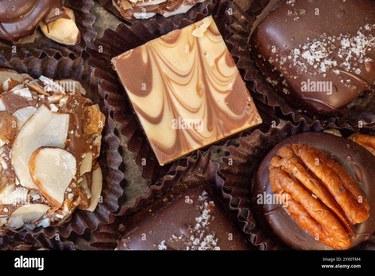 Vista ravvicinata dettagliata dei cioccolatini fatti a mano catturati dall'alto per mostrare la loro maestria artigianale. Foto Stock