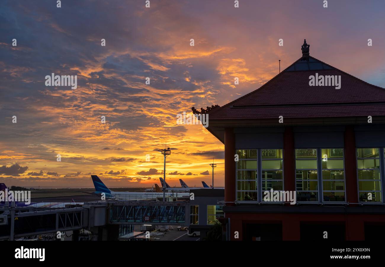 Tramonto all'aeroporto di Bali Foto Stock