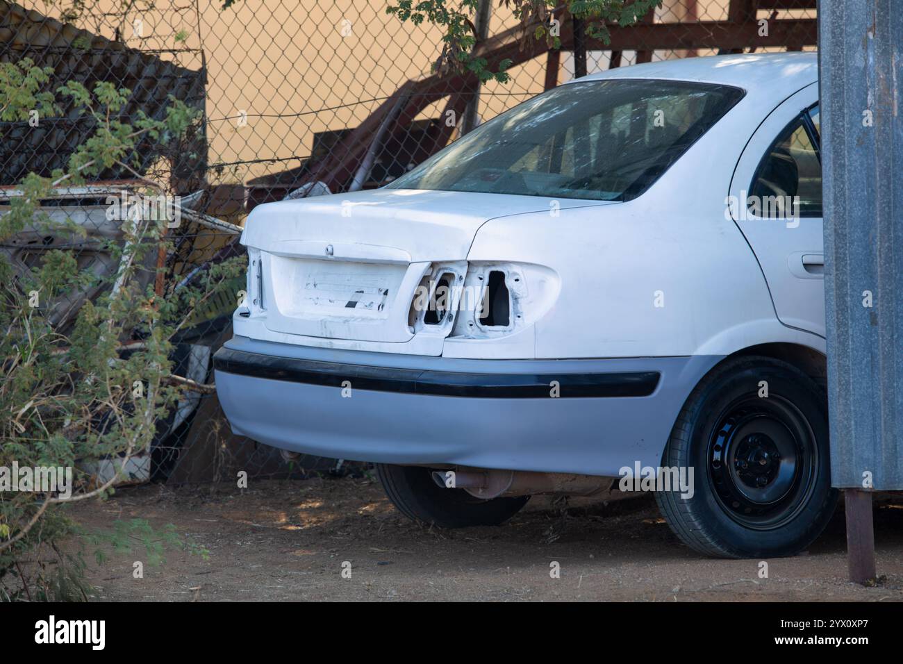 Verniciare l'auto a casa, fai da te, all'aperto nel cortile, fai da te meccanico, riparatore di carrozzeria, tecnico della carrozzeria Foto Stock