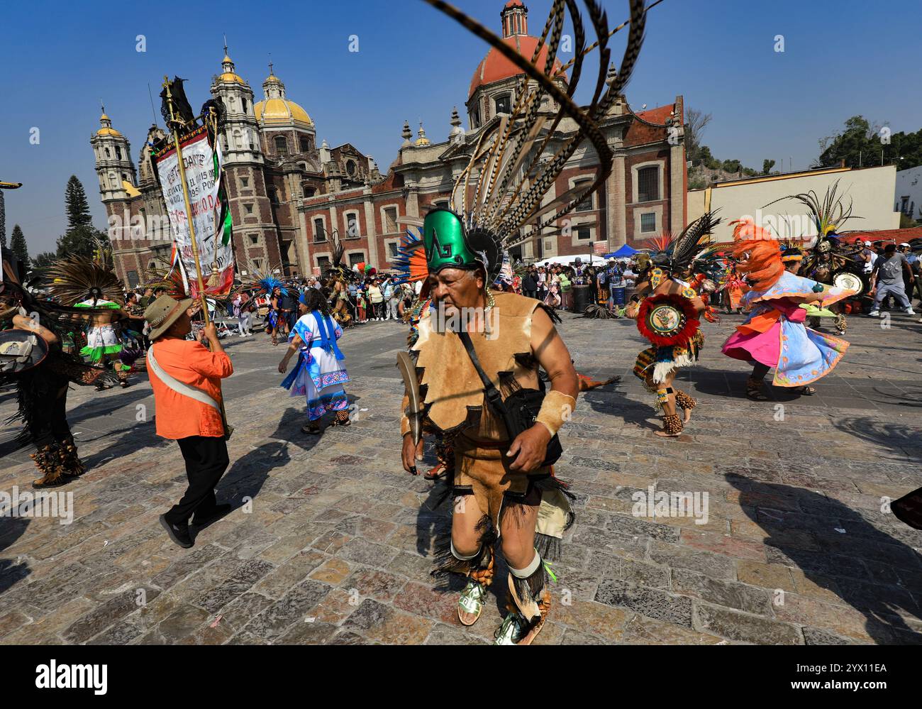 Città del Messico, Messico. 12 dicembre 2024. Ballerina che partecipa alla danza pre-ispanica in occasione delle celebrazioni del giorno della Vergine di Guadalupe. Il 12 dicembre 2024 a città del Messico, Messico. (Foto di Ian Robles/ credito: Eyepix Group/Alamy Live News Foto Stock